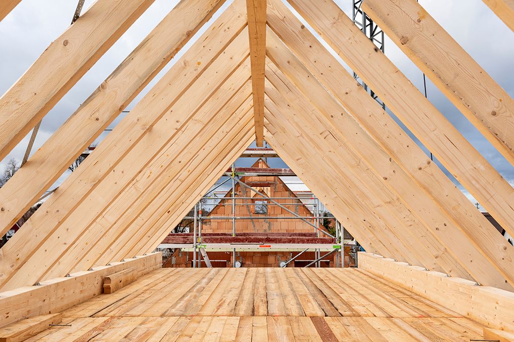 Dachstuhl eines Mehrfamilienhauses aus Holz von innen