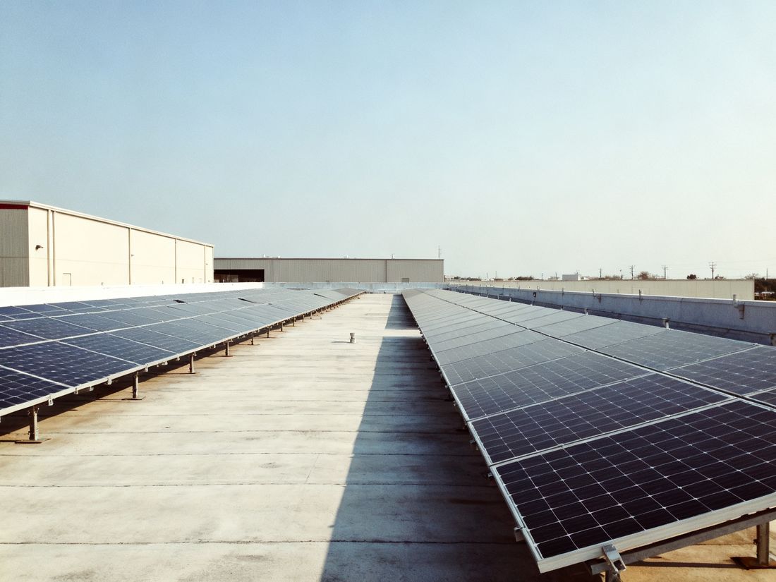 Große Solaranlage auf dem Flachdach eines Gewerbegebäudes